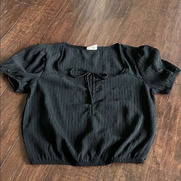 Elegant Black Women's Top (Cropped/Shorter) - Picture 1 of 3